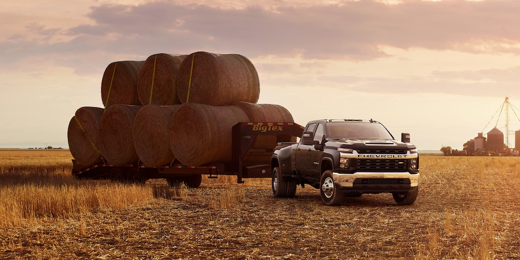 Camioneta Chevy Silverado HD 2021: remolcando fardos de heno