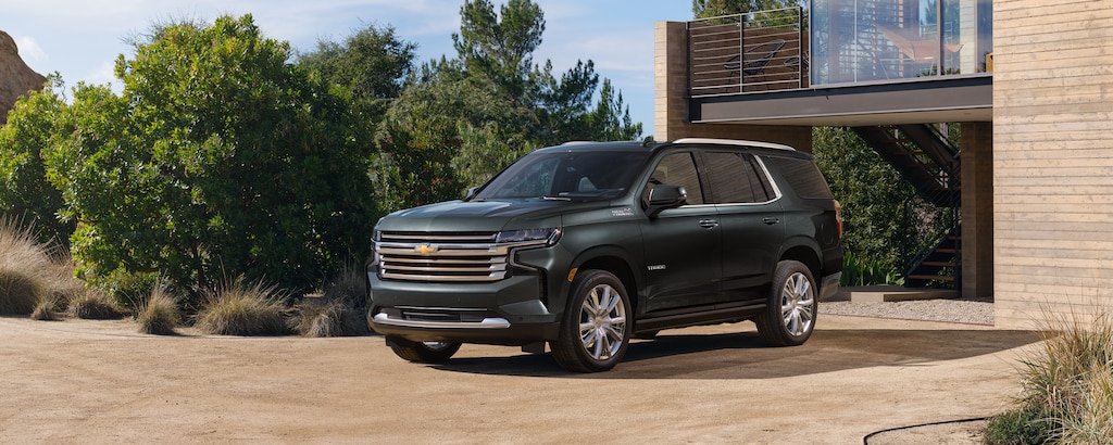 Vista de 3/4 delantera del exterior de la SUV Chevrolet Tahoe 2022 de tamaño completo