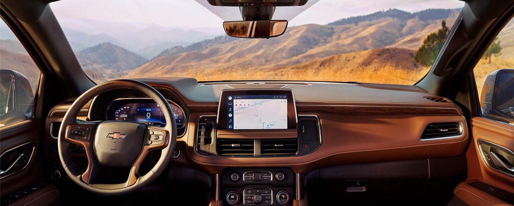 Vista de la consola central y el tablero en el interior de la SUV Chevrolet Tahoe 2022 de tamaño completo