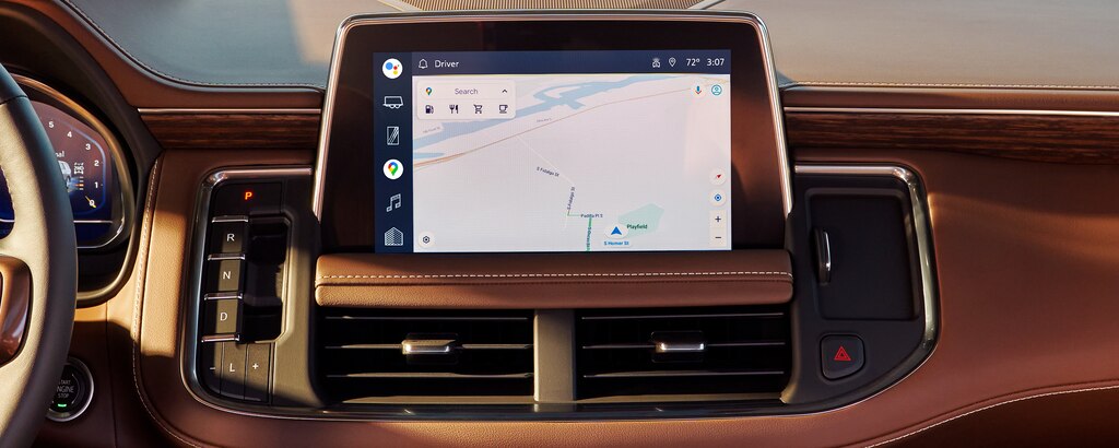 Vista de la pantalla de navegación de la pantalla táctil en el interior de la SUV Chevrolet Tahoe 2022 de tamaño completo