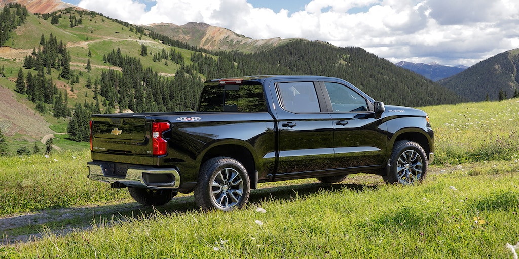 Silverado 1500 2022: Imagen del lado del pasajero en el campo
