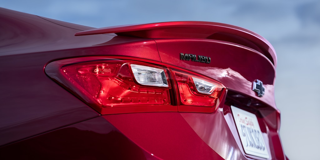 El logo y el emblema en color Negro en el Chevy Malibu