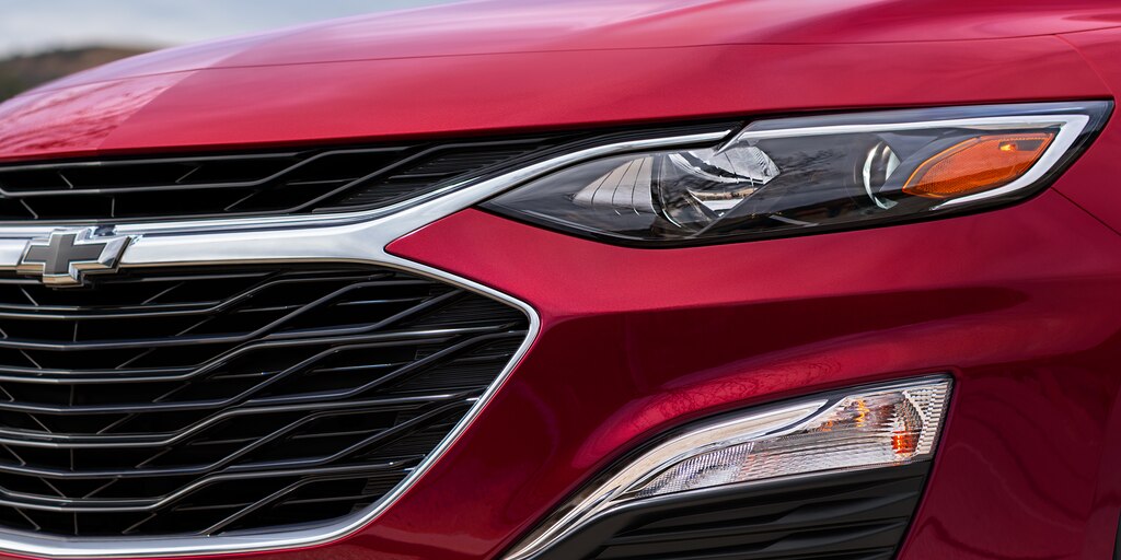 El imponente diseño de la parrilla y los faros delanteros del Chevy Malibu