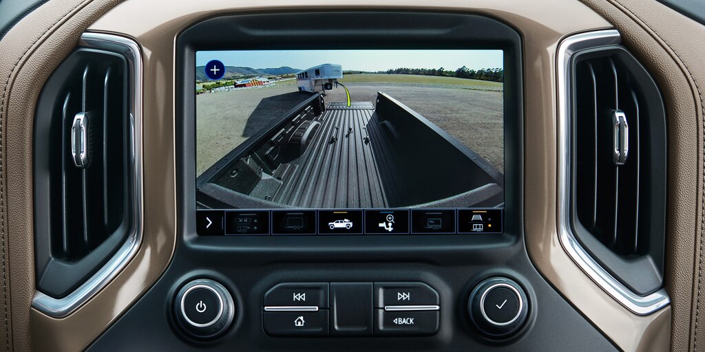 Se le muestra al conductor el avanzado sistema de remolque de la nueva Chevy Silverado HD comercial