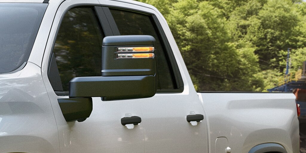Espejos laterales avanzados en una Chevy Silverado HD comercial totalmente Blanca