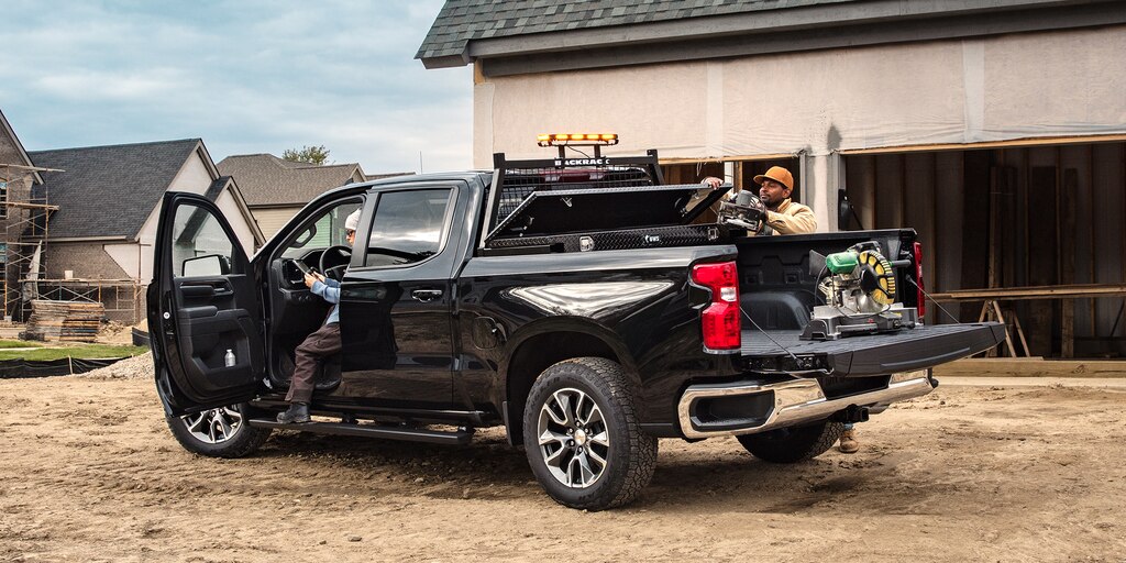 Vista trasera de tres cuartos de la camioneta comercial Chevrolet Silverado para trabajos livianos