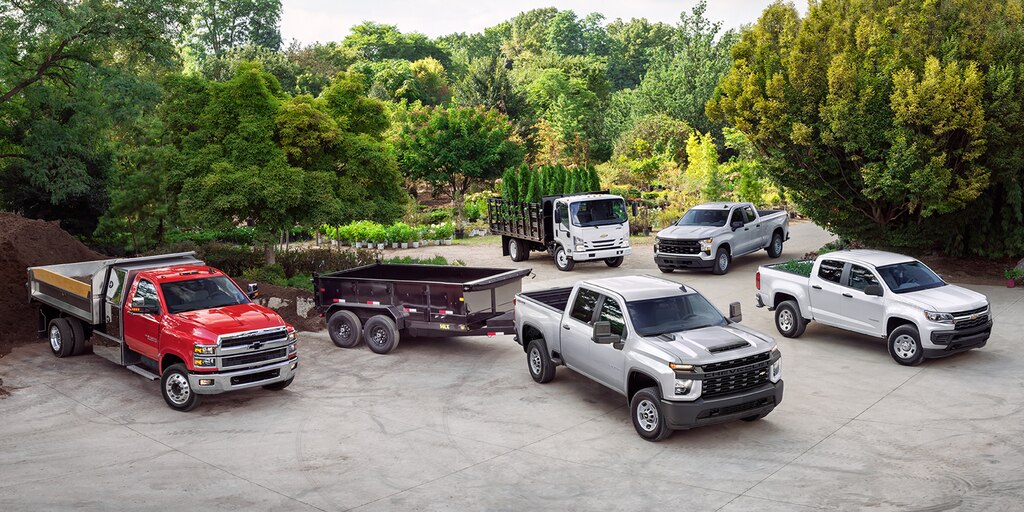 Vista amplia de camionetas comerciales Chevrolet estacionadas
