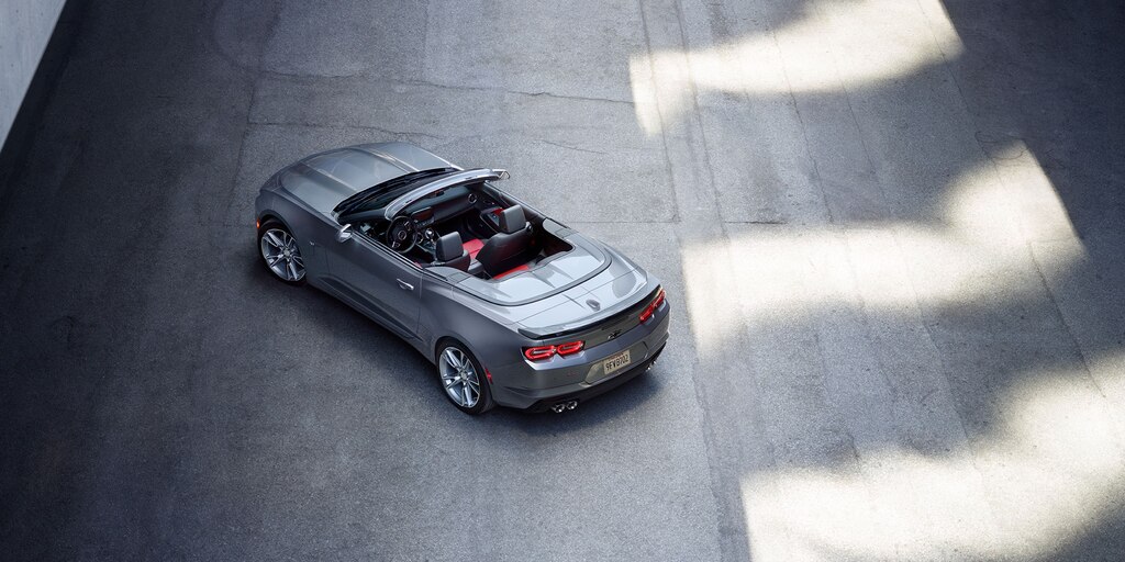 Camaro Gris convertible estacionado en la sombra