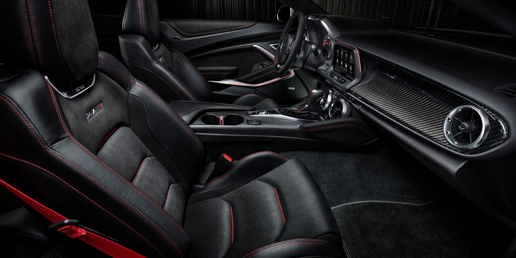 Interior de piel totalmente en Negro del Chevy Camaro