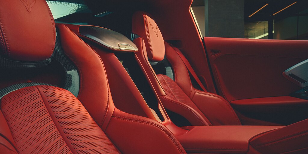 Los lujosos asientos del conductor y de los pasajeros del Corvette Z06
