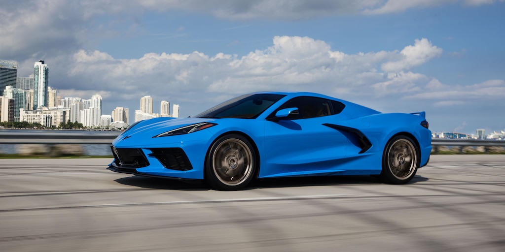 Toma cenital del auto deportivo con motor al medio Chevrolet Corvette 2023 estacionado