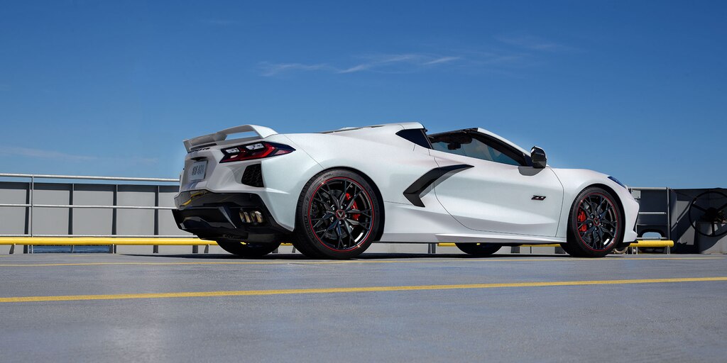 Emblema trasero del auto deportivo con motor al medio Chevrolet Corvette 2023