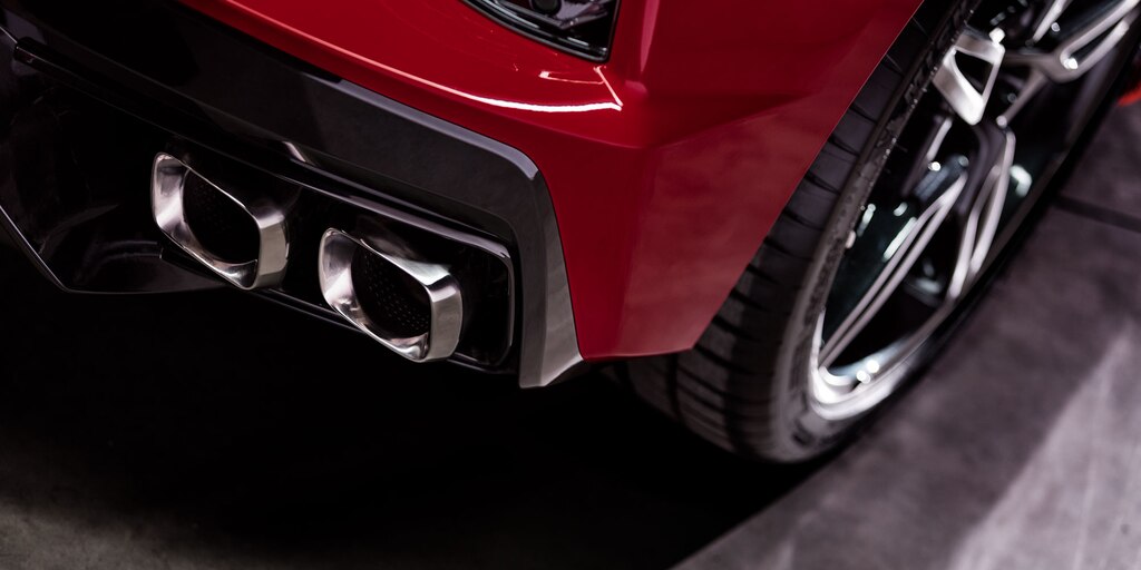 Escape del auto deportivo con motor al medio Chevrolet Corvette 2023