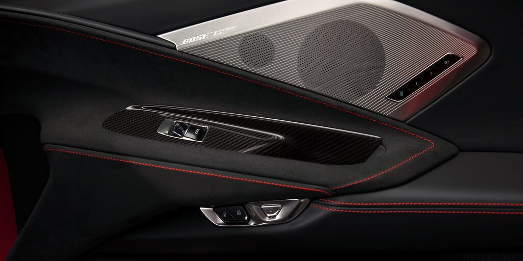 Sistema de sonido Bose del auto deportivo con motor central Chevrolet Corvette 2023