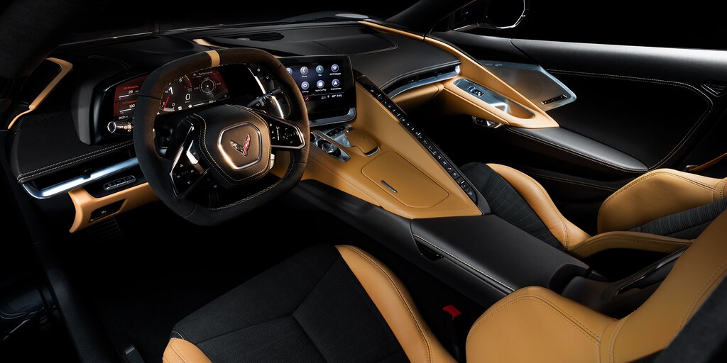 Asientos y tablero en el interior del auto deportivo con motor central Chevrolet Corvette 2023