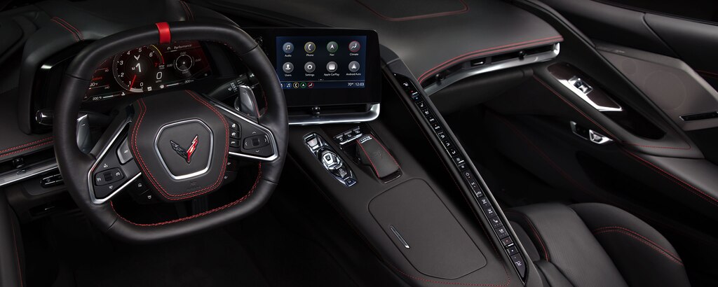 Volante y tablero en el interior del auto deportivo con motor central Chevrolet Corvette 2023