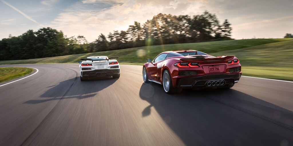 Asset Matrix de Chevrolet Corvette Z06 2023 - Vista trasera de 2 vehículos en movimiento