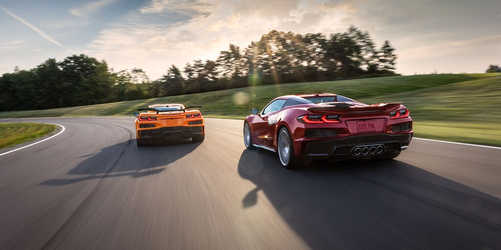 Asset Matrix de Chevrolet Corvette Z06 2023 - Vista trasera de 2 vehículos en movimiento