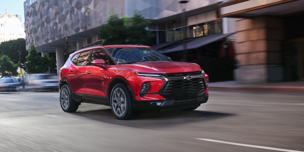 Una Chevy Blazer 2023 en Rojo Radiante Tintcoat circulando velozmente por la ciudad