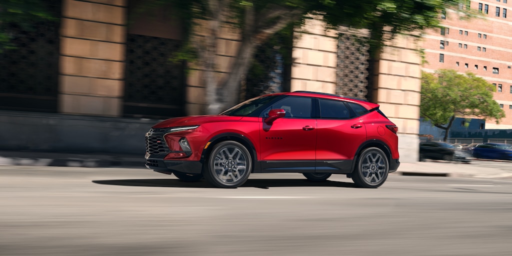 Una Chevrolet Blazer circulando por un entorno urbano durante el día