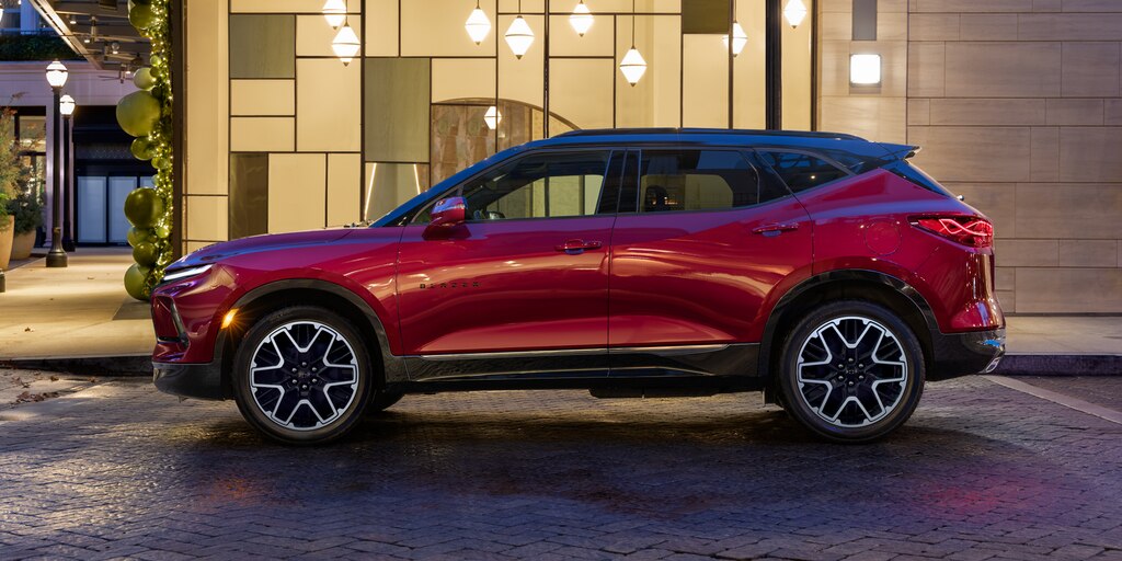 Una Chevy Blazer 2023 en Rojo Radiante Tintcoat estacionada en la ciudad, de noche
