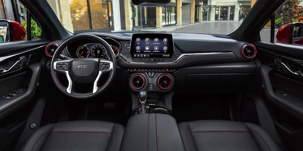 Hermoso diseño del interior de la Chevy Blazer 2023, en Negro con detalles en Rojo