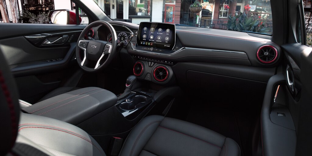 Amplios asientos ergonómicos forrados de piel en Negro, en el interior de la Chevy Blazer 2023