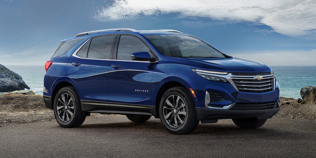 La Chevy Equinox 2023 en Brillo Azul Metálico estacionada en un camino de montaña cerca del océano