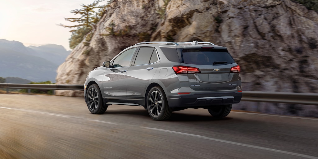 La Chevy Equinox 2023 en Brillo Azul Metálico circulando por un camino de montaña