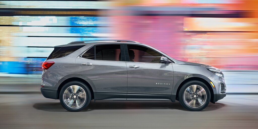 La Chevy Equinox 2023 en Gris Hierro Metálico a toda velocidad por la ciudad