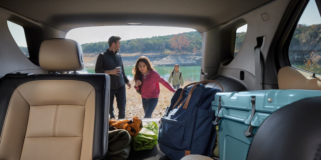 Una joven familia termina su viaje de campamento cargando su Chevy Equinox 2023