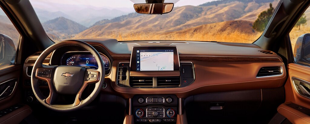 El interior hermoso y elegante de la Tahoe, con una vista increíble a las montañas