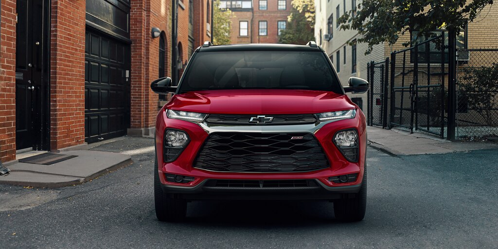 Vista del extremo delantero en el exterior de la SUV pequeña Chevrolet Trailblazer 2023