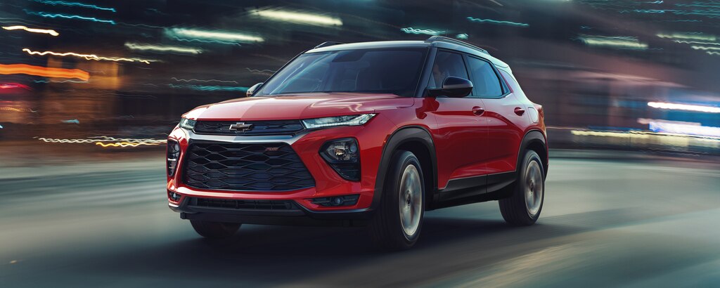 Conducción desde la vista frontal lateral de la SUV compacta Chevrolet Trailblazer 2023