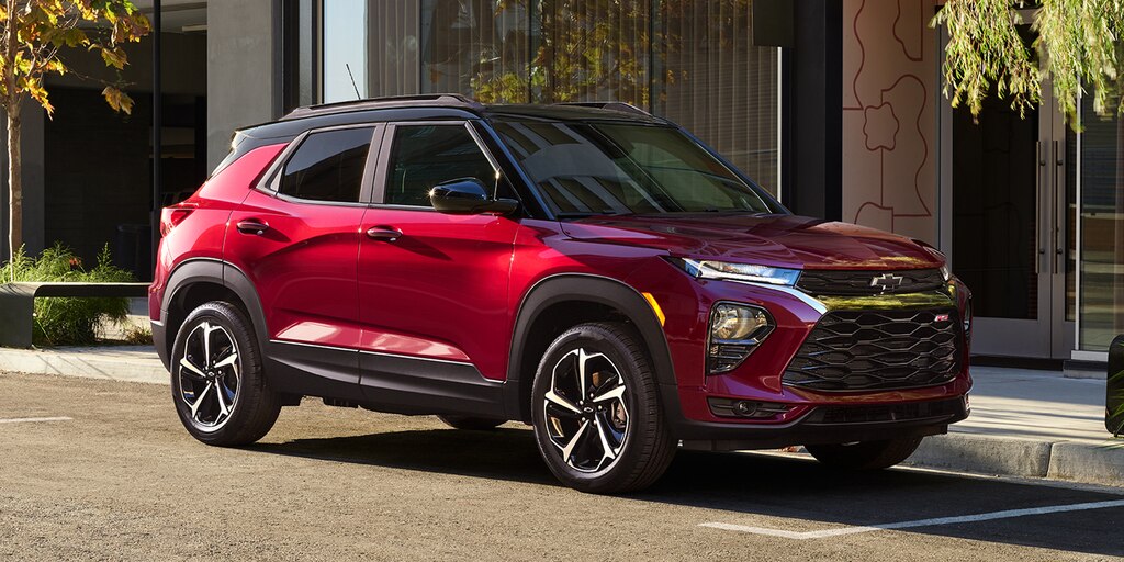 Vista lateral del lado del acompañante de la SUV compacta Chevrolet Trailblazer 2023