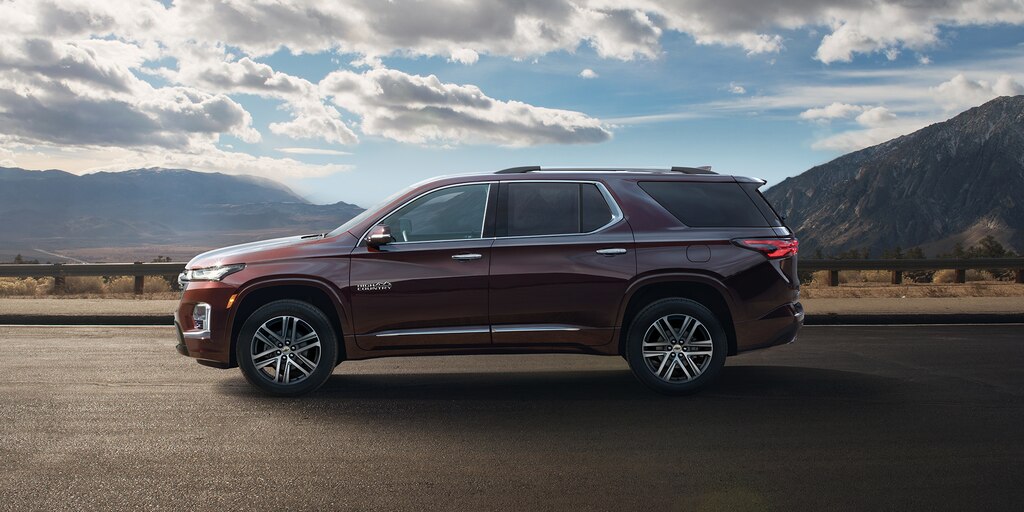 Chevy Traverse High Country circulando en un entorno natural