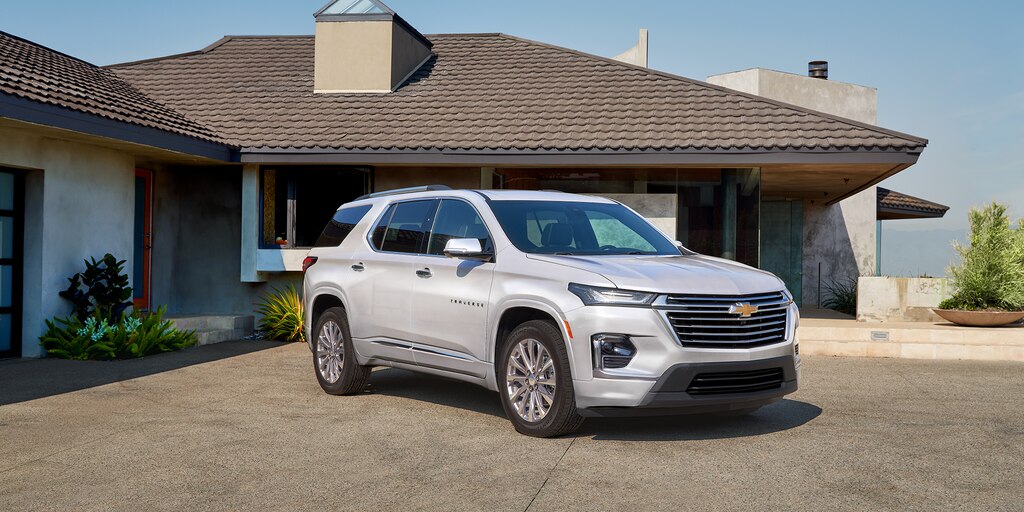 Chevrolet Traverse 2023 estacionada en la entrada de un garaje familiar