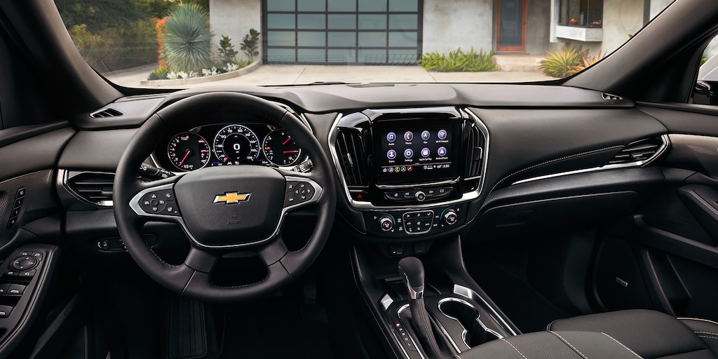 Asientos delanteros en el interior de la Chevy Traverse