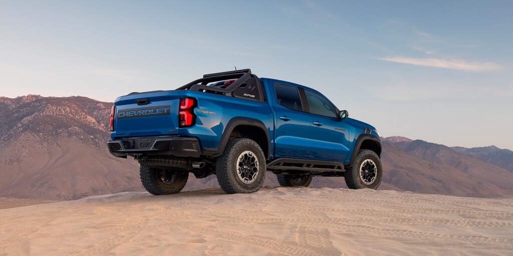 La Chevy Colorado 2023 en Azul Brillante Metálico se maneja fácilmente sobre terrenos arenosos e irregulares