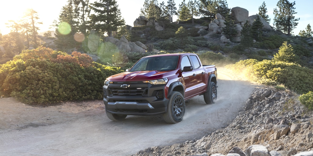 La Chevy Colorado 2023 en Rojo Fuego cruzando una curva en un entorno todo terreno