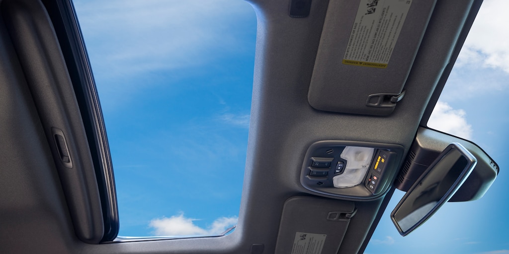 Una hermosa vista de los cielos despejados desde el techo corredizo de la Chevy Colorado 2023