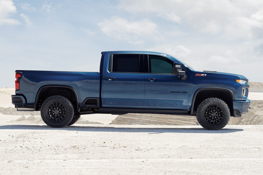 Chevy Silverado HD en Azul Cielo Norteño Metálico mostrada en un día soleado