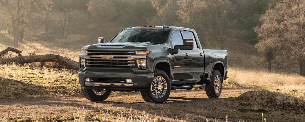 Chevy Silverado en Azul Cielo Norteño Metálico estacionada de forma majestuosa con un fondo pintoresco de montañas
