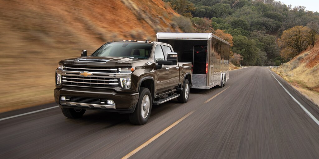 Una Chevy Silverado HD 2023 llevando un remolque por la carretera