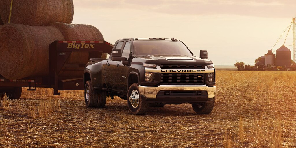 Una Chevrolet Silverado HD 2023 circulando por la carretera