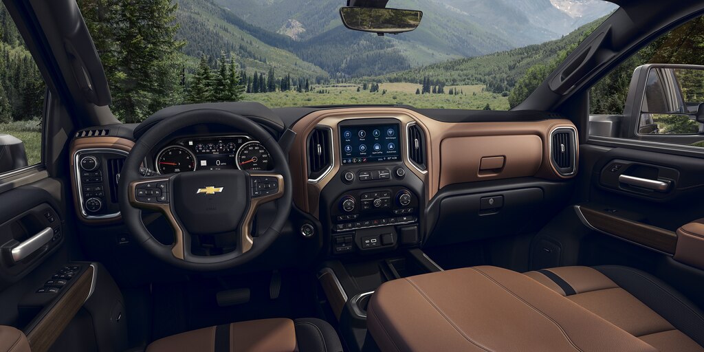 Interior de la Chevrolet Silverado HD 2023 en donde se puede ver el asiento del conductor