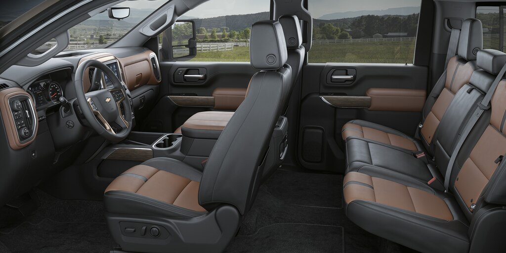 Vista del interior de la Chevrolet Silverado HD en donde pueden verse todos los asientos