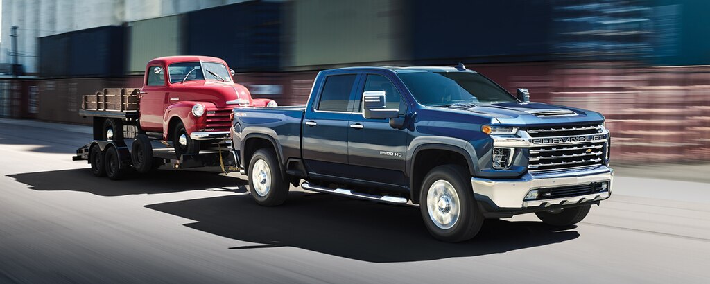 Chevy Silverado HD en Azul Cielo Norteño Metálico mostrando su increíble potencia de remolque