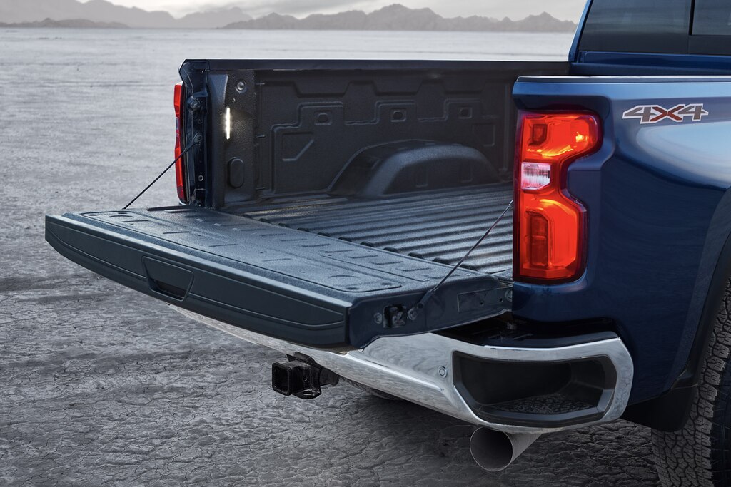 Chevy Silverado HD en Azul Cielo Norteño Metálico con su puerta trasera baja