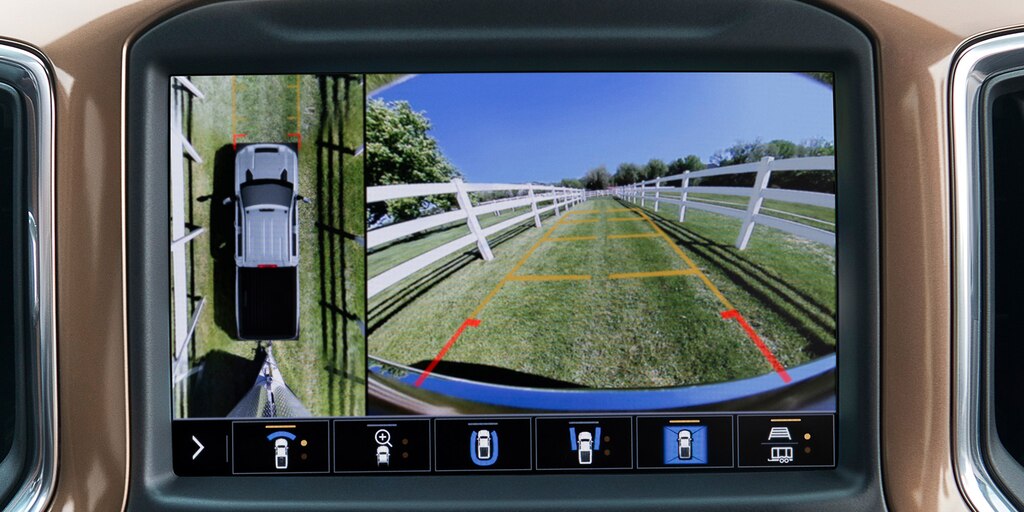 Sistema de remolque avanzado de la Chevy Silverado HD que asiste al conductor mientras circula marcha atrás